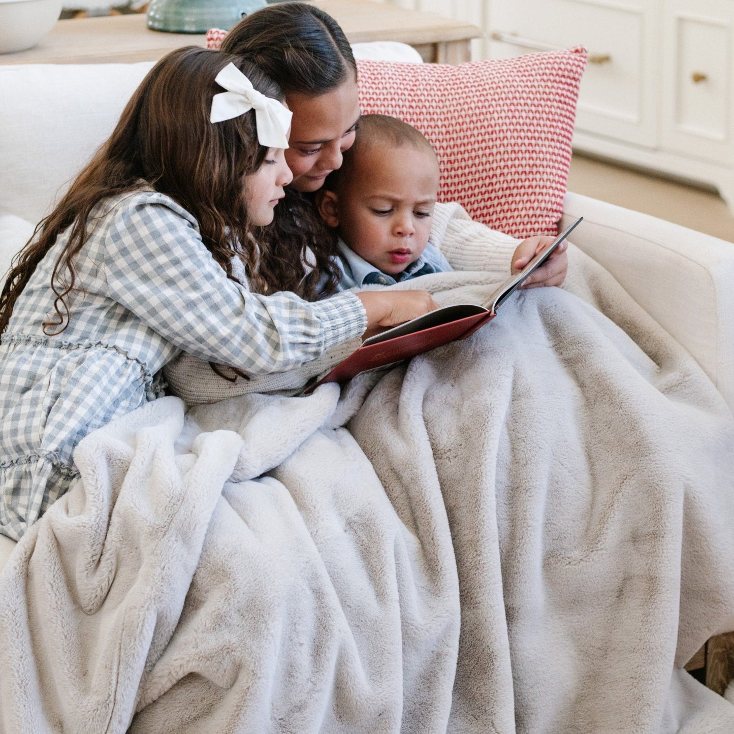 Soft Grand Saranoni blanket perfect for cuddling and reading.