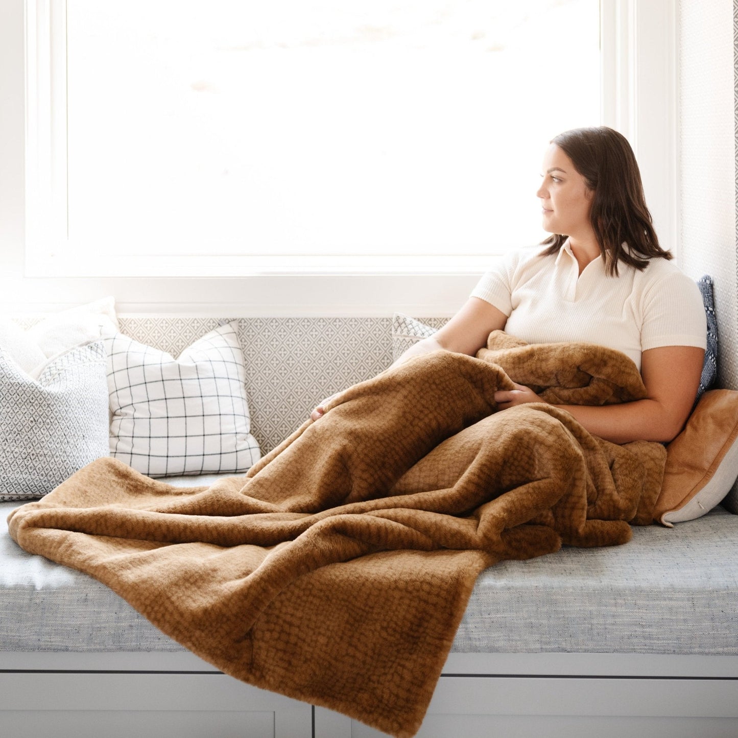 Saranoni Grand blanket adding warmth to lounge time.