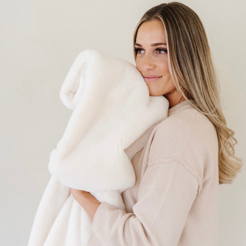 Fluffy and comfy xl grand faux fur Saranoni blanket.